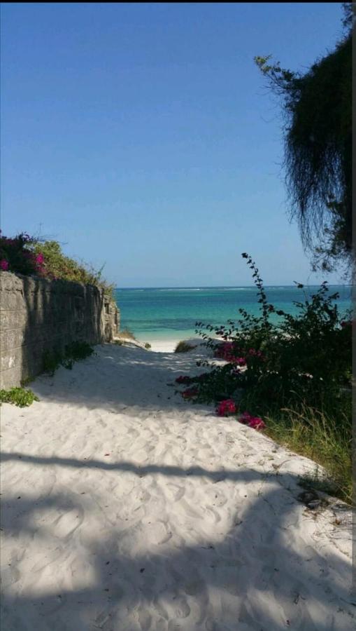 Beach Front Studio Apartment Nyali Beach Екстериор снимка